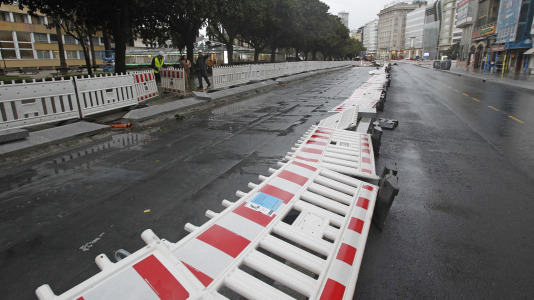 Los fuertes vientos y el oleaje han dejado su huella en la ciudad
