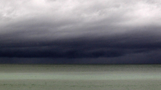 Los fuertes vientos y el oleaje han dejado su huella en la ciudad