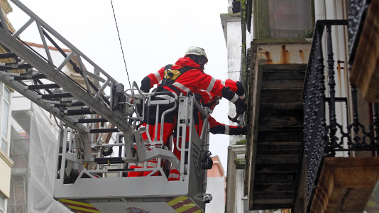 Los fuertes vientos y el oleaje han dejado su huella en la ciudad