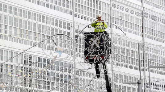 Los fuertes vientos y el oleaje han dejado su huella en la ciudad