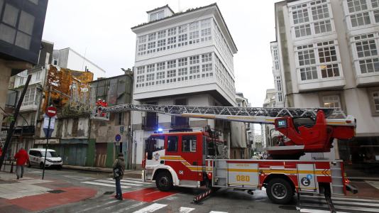 Los fuertes vientos y el oleaje han dejado su huella en la ciudad