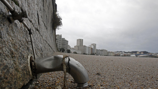 Los fuertes vientos y el oleaje han dejado su huella en la ciudad