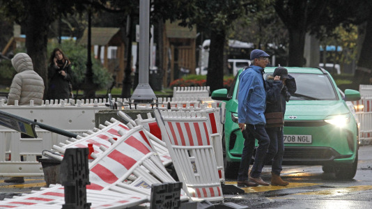 Los fuertes vientos y el oleaje han dejado su huella en la ciudad
