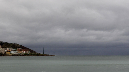 Los fuertes vientos y el oleaje han dejado su huella en la ciudad
