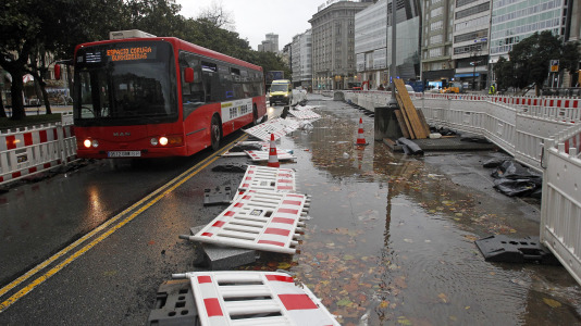 Los fuertes vientos y el oleaje han dejado su huella en la ciudad