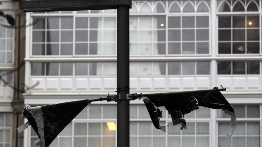 Los fuertes vientos y el oleaje han dejado su huella en la ciudad