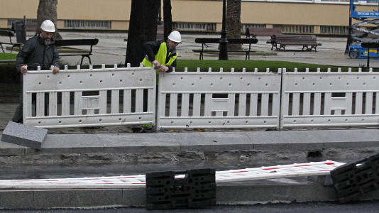 Los fuertes vientos y el oleaje han dejado su huella en la ciudad