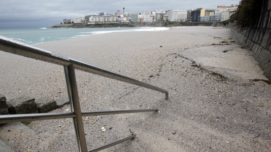 Los fuertes vientos y el oleaje han dejado su huella en la ciudad