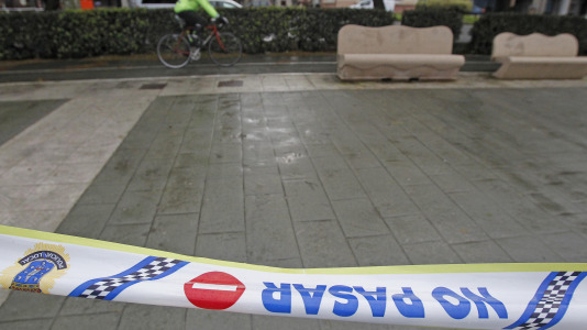 Los fuertes vientos y el oleaje han dejado su huella en la ciudad