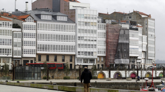 Los fuertes vientos y el oleaje han dejado su huella en la ciudad