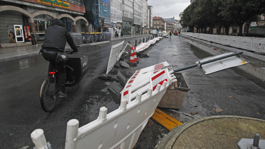 Los fuertes vientos y el oleaje han dejado su huella en la ciudad