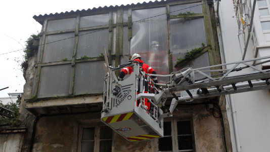 Los fuertes vientos y el oleaje han dejado su huella en la ciudad