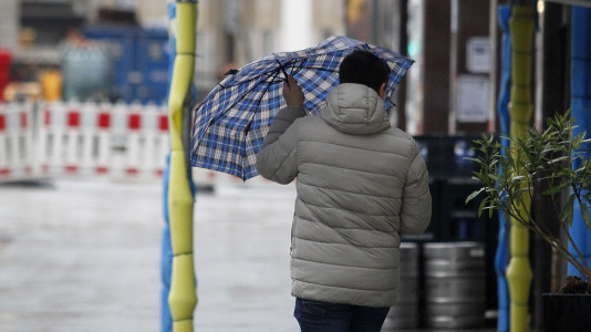 Los fuertes vientos y el oleaje han dejado su huella en la ciudad