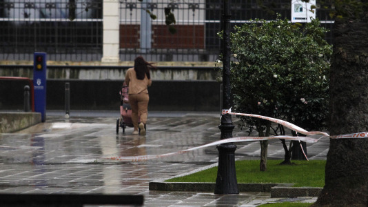 Los fuertes vientos y el oleaje han dejado su huella en la ciudad