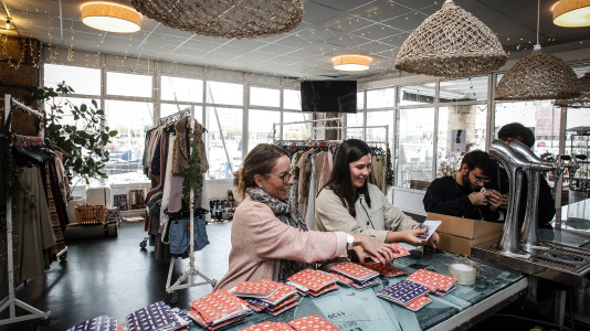 El rastro benéfico de Navidad está instalado en el Náutico hasta el sábado, en horario de 12.00 a 20.30 horas