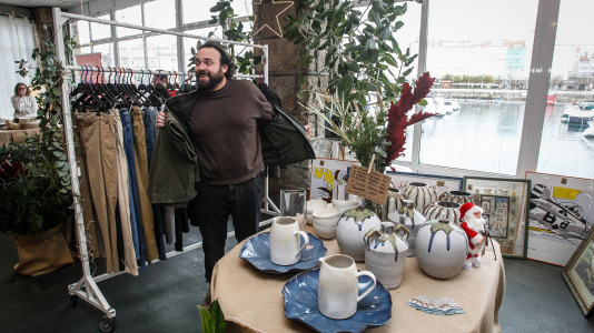 El rastro benéfico de Navidad está instalado en el Náutico hasta el sábado, en horario de 12.00 a 20.30 horas