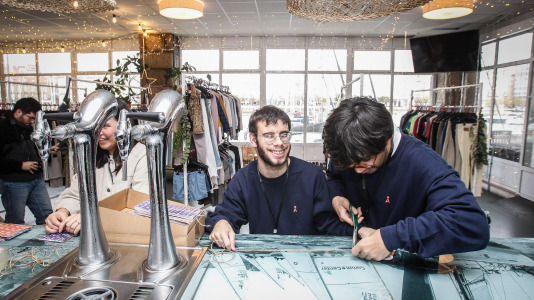 El rastro benéfico de Navidad está instalado en el Náutico hasta el sábado, en horario de 12.00 a 20.30 horas