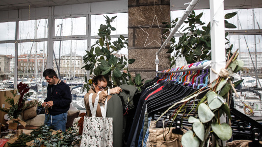 El rastro benéfico de Navidad está instalado en el Náutico hasta el sábado, en horario de 12.00 a 20.30 horas