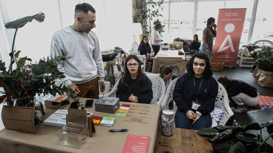 El rastro benéfico de Navidad está instalado en el Náutico hasta el sábado, en horario de 12.00 a 20.30 horas