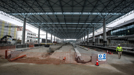 El secretario de Estado de Transportes, José Antonio Santano, explicó esta tarde en su visita a las obras que esta infraestructura "es una terminal adaptada al nuevo concepto de la movilidad"