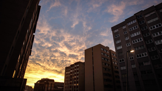 El cielo dejó un espectáculo de luz en el inicio del día en la ciudad