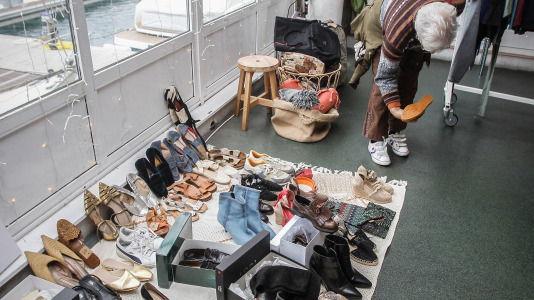 El rastro benéfico de Navidad está instalado en el Náutico hasta el sábado, en horario de 12.00 a 20.30 horas