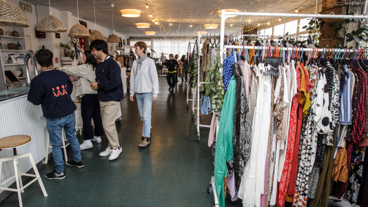 El rastro benéfico de Navidad está instalado en el Náutico hasta el sábado, en horario de 12.00 a 20.30 horas