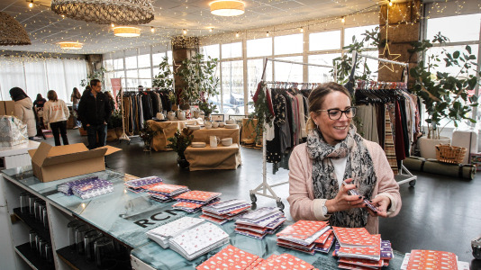 El rastro benéfico de Navidad está instalado en el Náutico hasta el sábado, en horario de 12.00 a 20.30 horas