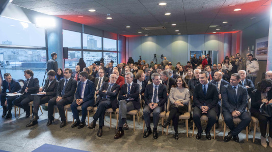 La directora de la refinería, Natalia Barreiro, y el presidente del Puerto de A Coruña, Martín Fernández Prado, se encargaron de rubricar el acuerdo ante representantes como el presidente de la Xunta, Alfonso Rueda; el secretario de Estado de Transportes, José Antonio Santano; la alcaldesa de A Coruña, Inés Rey, y el de Arteixo, Carlos Calvelo; o el presidente de Repsol, Antonio Brufau