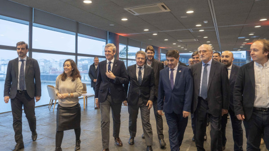 La directora de la refinería, Natalia Barreiro, y el presidente del Puerto de A Coruña, Martín Fernández Prado, se encargaron de rubricar el acuerdo ante representantes como el presidente de la Xunta, Alfonso Rueda; el secretario de Estado de Transportes, José Antonio Santano; la alcaldesa de A Coruña, Inés Rey, y el de Arteixo, Carlos Calvelo; o el presidente de Repsol, Antonio Brufau