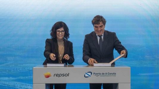 La directora de la refinería, Natalia Barreiro, y el presidente del Puerto de A Coruña, Martín Fernández Prado, se encargaron de rubricar el acuerdo ante representantes como el presidente de la Xunta, Alfonso Rueda; el secretario de Estado de Transportes, José Antonio Santano; la alcaldesa de A Coruña, Inés Rey, y el de Arteixo, Carlos Calvelo; o el presidente de Repsol, Antonio Brufau