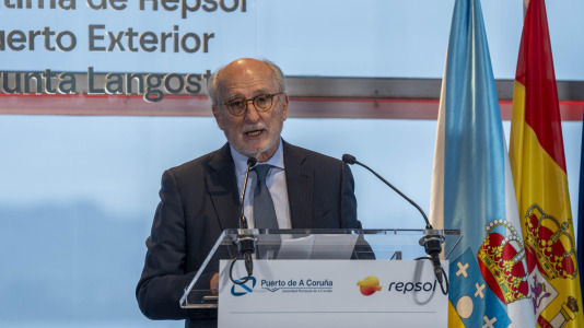 La directora de la refinería, Natalia Barreiro, y el presidente del Puerto de A Coruña, Martín Fernández Prado, se encargaron de rubricar el acuerdo ante representantes como el presidente de la Xunta, Alfonso Rueda; el secretario de Estado de Transportes, José Antonio Santano; la alcaldesa de A Coruña, Inés Rey, y el de Arteixo, Carlos Calvelo; o el presidente de Repsol, Antonio Brufau