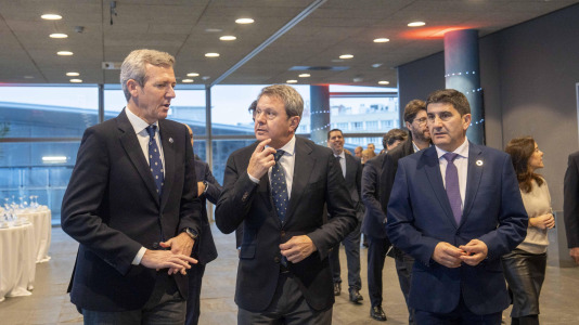 La directora de la refinería, Natalia Barreiro, y el presidente del Puerto de A Coruña, Martín Fernández Prado, se encargaron de rubricar el acuerdo ante representantes como el presidente de la Xunta, Alfonso Rueda; el secretario de Estado de Transportes, José Antonio Santano; la alcaldesa de A Coruña, Inés Rey, y el de Arteixo, Carlos Calvelo; o el presidente de Repsol, Antonio Brufau