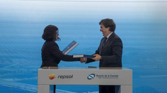 La directora de la refinería, Natalia Barreiro, y el presidente del Puerto de A Coruña, Martín Fernández Prado, se encargaron de rubricar el acuerdo ante representantes como el presidente de la Xunta, Alfonso Rueda; el secretario de Estado de Transportes, José Antonio Santano; la alcaldesa de A Coruña, Inés Rey, y el de Arteixo, Carlos Calvelo; o el presidente de Repsol, Antonio Brufau