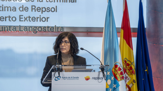 La directora de la refinería, Natalia Barreiro, y el presidente del Puerto de A Coruña, Martín Fernández Prado, se encargaron de rubricar el acuerdo ante representantes como el presidente de la Xunta, Alfonso Rueda; el secretario de Estado de Transportes, José Antonio Santano; la alcaldesa de A Coruña, Inés Rey, y el de Arteixo, Carlos Calvelo; o el presidente de Repsol, Antonio Brufau
