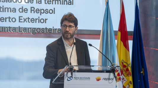La directora de la refinería, Natalia Barreiro, y el presidente del Puerto de A Coruña, Martín Fernández Prado, se encargaron de rubricar el acuerdo ante representantes como el presidente de la Xunta, Alfonso Rueda; el secretario de Estado de Transportes, José Antonio Santano; la alcaldesa de A Coruña, Inés Rey, y el de Arteixo, Carlos Calvelo; o el presidente de Repsol, Antonio Brufau