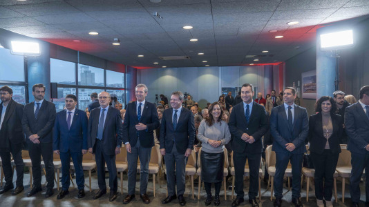 La directora de la refinería, Natalia Barreiro, y el presidente del Puerto de A Coruña, Martín Fernández Prado, se encargaron de rubricar el acuerdo ante representantes como el presidente de la Xunta, Alfonso Rueda; el secretario de Estado de Transportes, José Antonio Santano; la alcaldesa de A Coruña, Inés Rey, y el de Arteixo, Carlos Calvelo; o el presidente de Repsol, Antonio Brufau