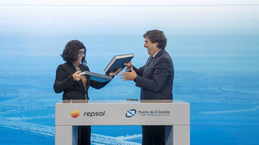 La directora de la refinería, Natalia Barreiro, y el presidente del Puerto de A Coruña, Martín Fernández Prado, se encargaron de rubricar el acuerdo ante representantes como el presidente de la Xunta, Alfonso Rueda; el secretario de Estado de Transportes, José Antonio Santano; la alcaldesa de A Coruña, Inés Rey, y el de Arteixo, Carlos Calvelo; o el presidente de Repsol, Antonio Brufau