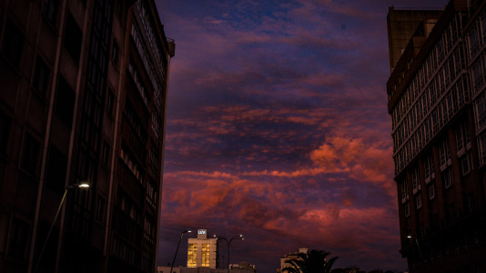 Este 17 de diciembre empezó con un espectáculo de colores en la ciudad, que despertó con los cielos poco nubosos aunque con bastante frío