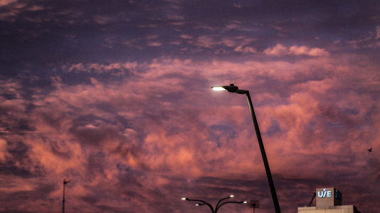 Este 17 de diciembre empezó con un espectáculo de colores en la ciudad, que despertó con los cielos poco nubosos aunque con bastante frío