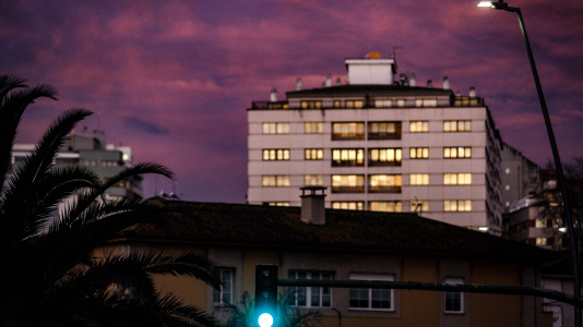 Este 17 de diciembre empezó con un espectáculo de colores en la ciudad, que despertó con los cielos poco nubosos aunque con bastante frío