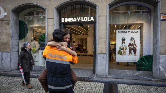 Una trabajadora de la sede de Bimba y Lola en San Sebastián celebra su suerte con su marido