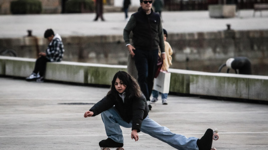 El buen tiempo animó a muchos niños coruñeses a estrenar por las calles los obsequios de Navidad