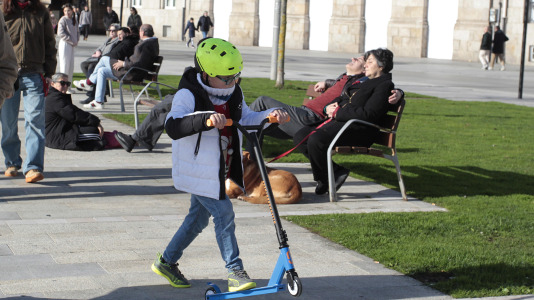 El buen tiempo animó a muchos niños coruñeses a estrenar por las calles los obsequios de Navidad