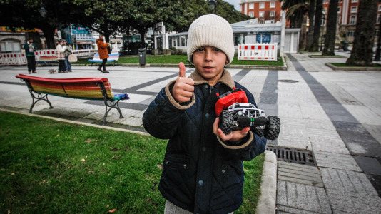El buen tiempo animó a muchos niños coruñeses a estrenar por las calles los obsequios de Navidad