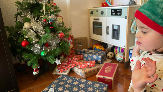 Papá Noel se pasó de madrugada por las casas de los niños de A Coruña y su área para dejarles regalos pedidos en sus cartas e, incluso, alguna sorpresa