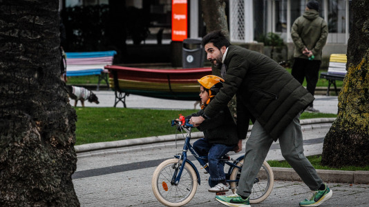 El buen tiempo animó a muchos niños coruñeses a estrenar por las calles los obsequios de Navidad