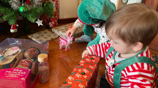 Papá Noel se pasó de madrugada por las casas de los niños de A Coruña y su área para dejarles regalos pedidos en sus cartas e, incluso, alguna sorpresa