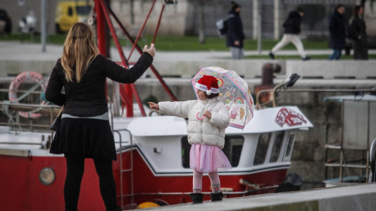 El buen tiempo animó a muchos niños coruñeses a estrenar por las calles los obsequios de Navidad