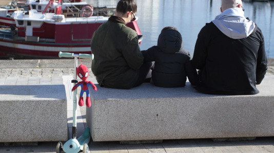 El buen tiempo animó a muchos niños coruñeses a estrenar por las calles los obsequios de Navidad